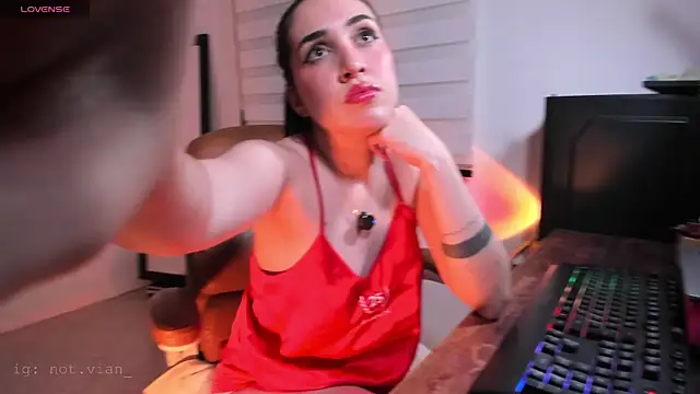 Snapshot of SarahCastillo_ chatting on 04/26/26, 04:54 SarahCastillo online show from 04/26/26, 04:54