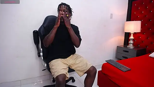 Snapshot of SkylerBigxxx chatting on 09/26/25, 04:08 SkylerBigxxx online show from 09/26/25, 04:08