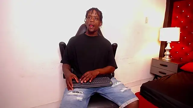 Snapshot of SkylerBigxxx chatting on 11/05/25, 03:31 SkylerBigxxx online show from 11/05/25, 03:31