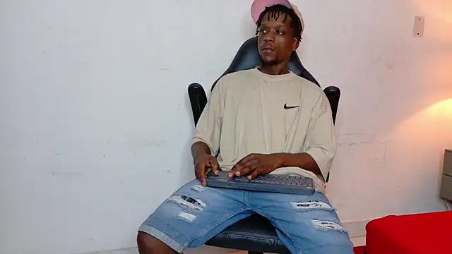 Snapshot of SkylerBigxxx chatting on 10/02/25, 03:54 SkylerBigxxx online show from 10/02/25, 03:54