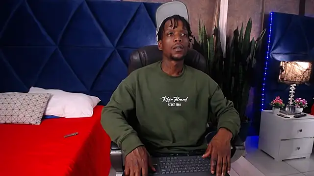 Snapshot of SkylerBigxxx chatting on 10/22/25, 04:34 SkylerBigxxx online show from 10/22/25, 04:34