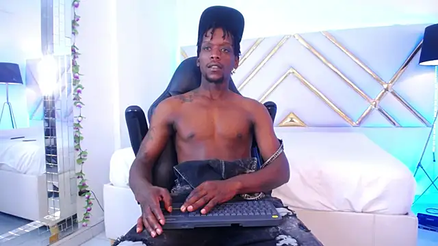 Snapshot of SkylerBigxxx chatting on 10/28/25, 04:46 SkylerBigxxx online show from 10/28/25, 04:46