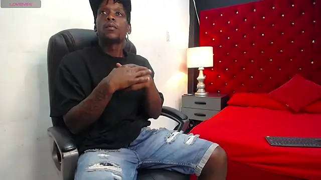 Snapshot of SkylerBigxxx chatting on 10/31/25, 03:47 SkylerBigxxx online show from 10/31/25, 03:47