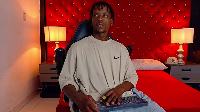 Snapshot of SkylerBigxxx chatting on 09/19/25, 04:05 SkylerBigxxx online show from 09/19/25, 04:05