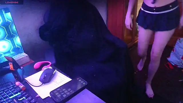 Snapshot of jchouse06 chatting on 10/04/25, 10:17 jchouse06 online show from 10/04/25, 10:17