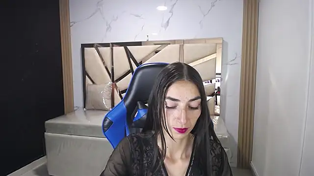 Maily a  online show from 11/07/25, 08:24