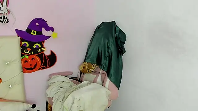 Yuni kim online show from 10/31/25, 02:24