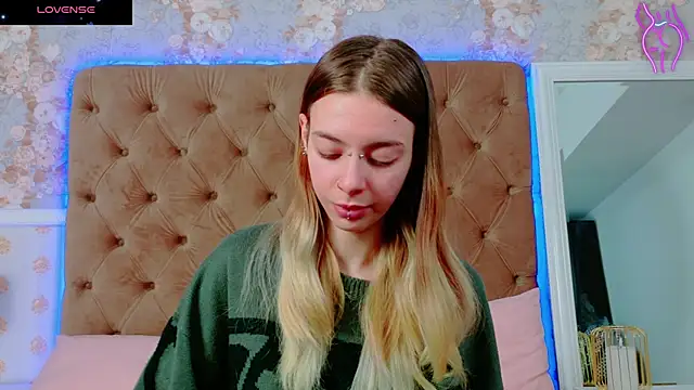 Snapshot of CoraVex chatting on 10/27/25, 03:51 CoraVex online show from 10/27/25, 03:51