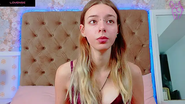 Snapshot of CoraVex chatting on 10/24/25, 04:22 CoraVex online show from 10/24/25, 04:22