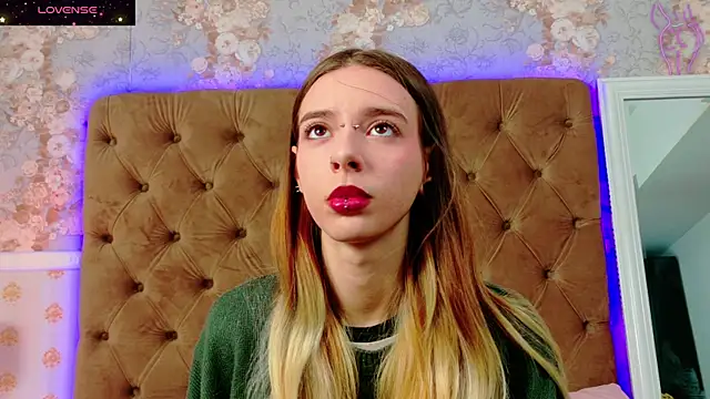 Snapshot of CoraVex chatting on 11/24/25, 05:07 CoraVex online show from 11/24/25, 05:07