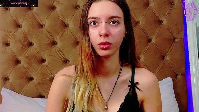 Snapshot of CoraVex chatting on 11/26/25, 05:07 CoraVex online show from 11/26/25, 05:07