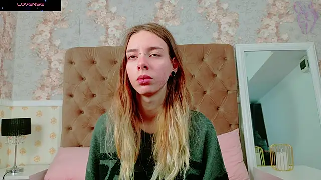 Snapshot of CoraVex chatting on 10/30/25, 03:38 CoraVex online show from 10/30/25, 03:38