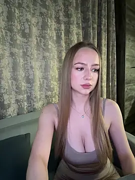 Snapshot of MissOyee chatting on 11/22/25, 07:35 MissOyee online show from 11/22/25, 07:35