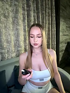 Snapshot of MissOyee chatting on 11/19/25, 07:14 MissOyee online show from 11/19/25, 07:14