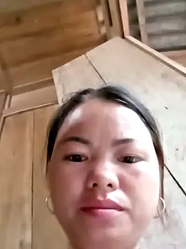 emly-xinh18 online show from 09/25/25, 10:10