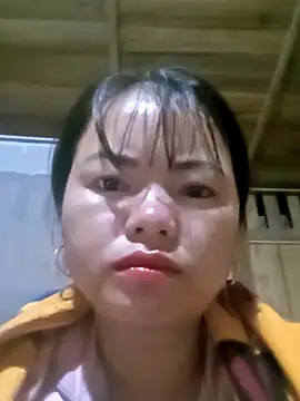 emly-xinh18 online show from 10/25/25, 12:39