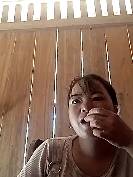 emly-xinh18 online show from 10/19/25, 08:17