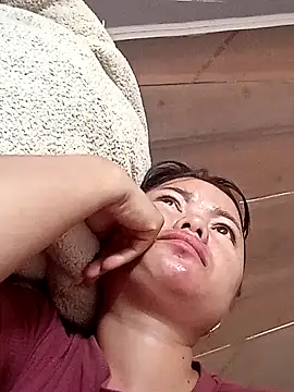 emly-xinh18 online show from 10/03/25, 07:43