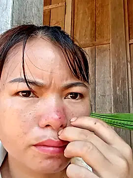 emly-xinh18 online show from 10/20/25, 02:57