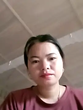 emly-xinh18 online show from 11/12/25, 01:43