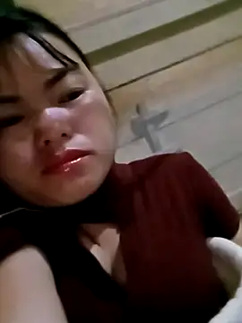 emly-xinh18 online show from 10/31/25, 09:54