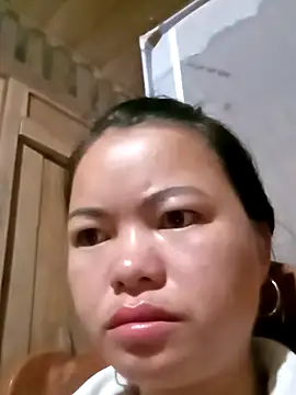 emly-xinh18 online show from 09/22/25, 11:00