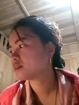 emly-xinh18 online show from 11/18/25, 12:48