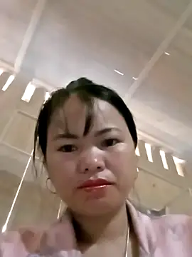 emly-xinh18 online show from 10/31/25, 01:57