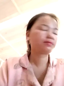 emly-xinh18 online show from 10/18/25, 06:15