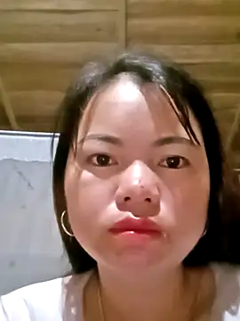 emly-xinh18 online show from 10/29/25, 09:36