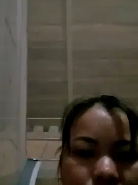 emly-xinh18 online show from 11/21/25, 11:04