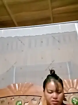 emly-xinh18 online show from 10/27/25, 12:17