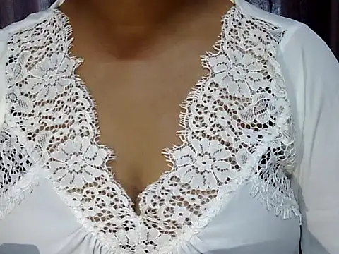 Snapshot of SURBHI_98 chatting on 09/18/25, 07:22 SURBHI 98 online show from 09/18/25, 07:22