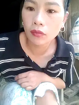 Snapshot of Qinjid002 chatting on 10/30/25, 02:32 Qinjid002 online show from 10/30/25, 02:32