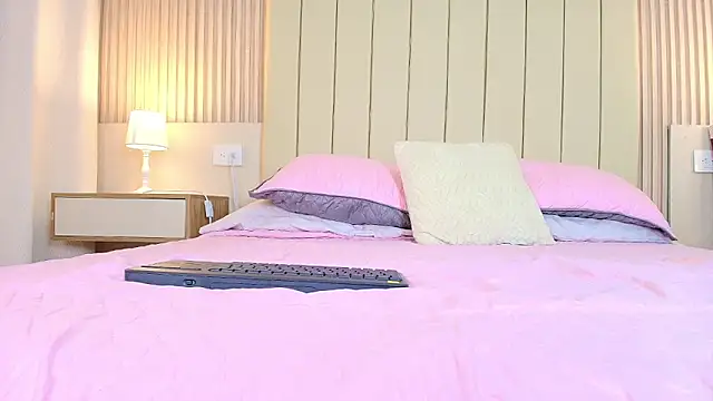 Snapshot of alessia_moon1 chatting on 02/11/26, 12:05 alessia moon1 online show from 02/11/26, 12:05