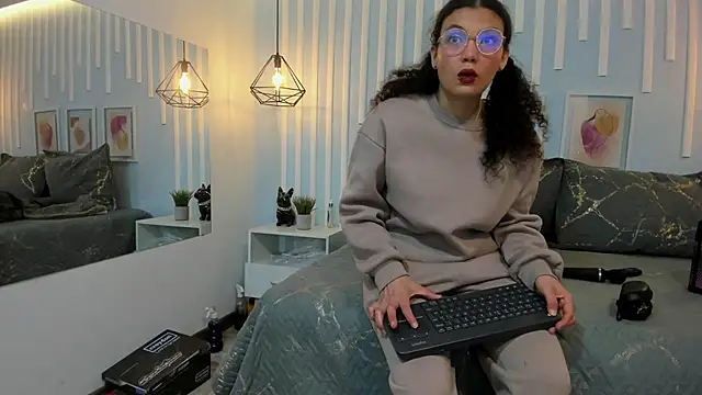 SweetStarr  online show from 10/21/25, 12:37