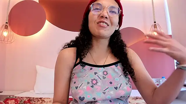 Snapshot of SweetStarr_ chatting on 09/26/25, 01:07 SweetStarr online show from 09/26/25, 01:07