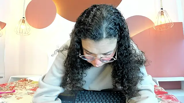 Snapshot of SweetStarr_ chatting on 09/30/25, 12:55 SweetStarr online show from 09/30/25, 12:55