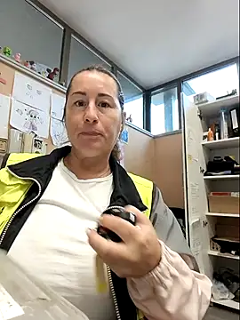 bichota85 online show from 10/17/25, 10:07