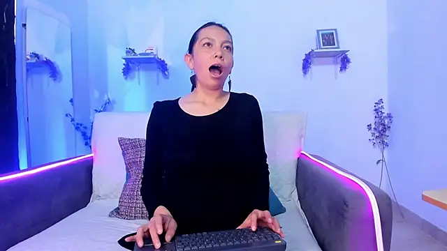 karlaaa   online show from 12/15/25, 03:07