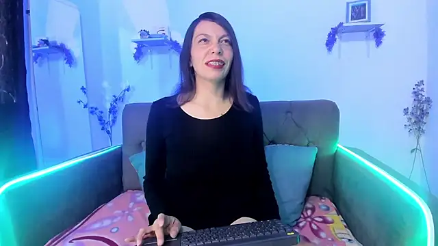 Snapshot of karlaaa__ chatting on 10/16/25, 01:52 karlaaa online show from 10/16/25, 01:52