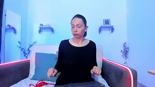 karlaaa   online show from 11/19/25, 01:55