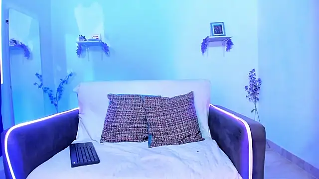 karlaaa   online show from 12/04/25, 02:05