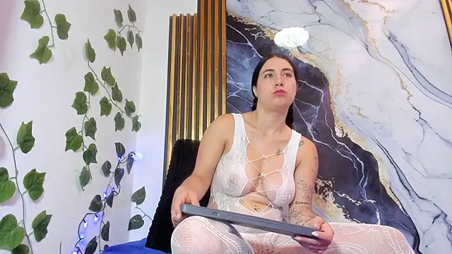 brittanyy20 online show from 11/12/25, 12:53