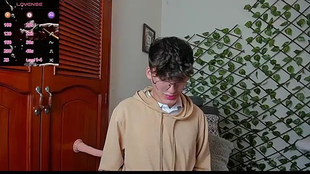 Snapshot of bellmontneon chatting on 12/01/25, 11:11 bellmontneon online show from 12/01/25, 11:11