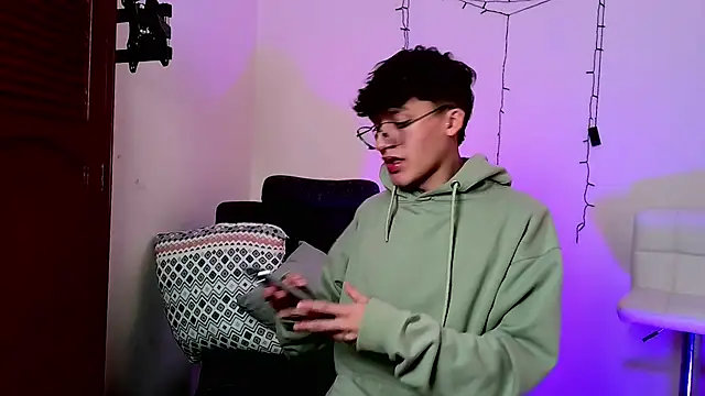 Snapshot of bellmontneon chatting on 11/12/25, 11:25 bellmontneon online show from 11/12/25, 11:25