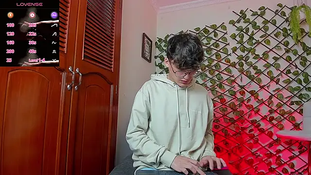 Snapshot of bellmontneon chatting on 12/04/25, 12:37 bellmontneon online show from 12/04/25, 12:37