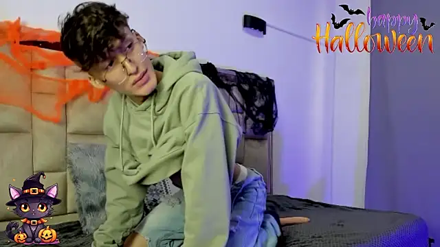 Snapshot of bellmontneon chatting on 10/31/25, 12:46 bellmontneon online show from 10/31/25, 12:46