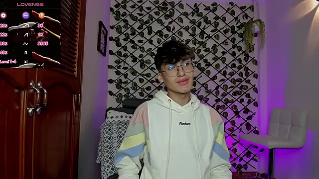 Snapshot of bellmontneon chatting on 12/16/25, 11:14 bellmontneon online show from 12/16/25, 11:14