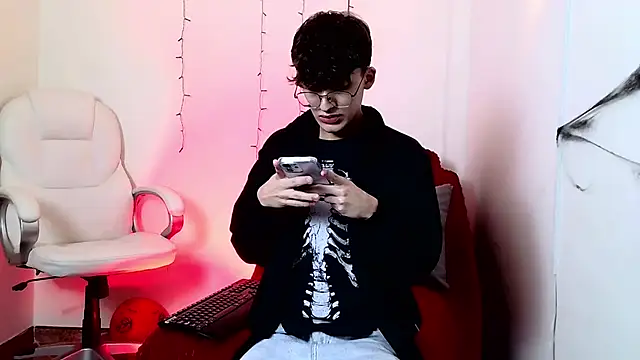 Snapshot of bellmontneon chatting on 10/23/25, 11:42 bellmontneon online show from 10/23/25, 11:42